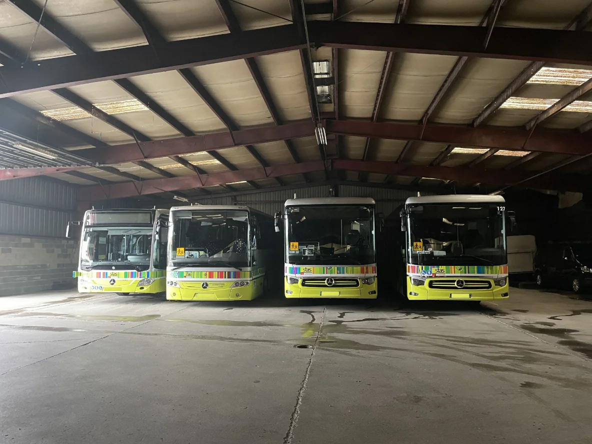 Remplacement de pare-brise sur un autocar