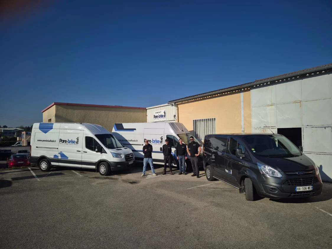 Technicien Pare-brise Flash en intervention sur le pare-brise d'un autocar